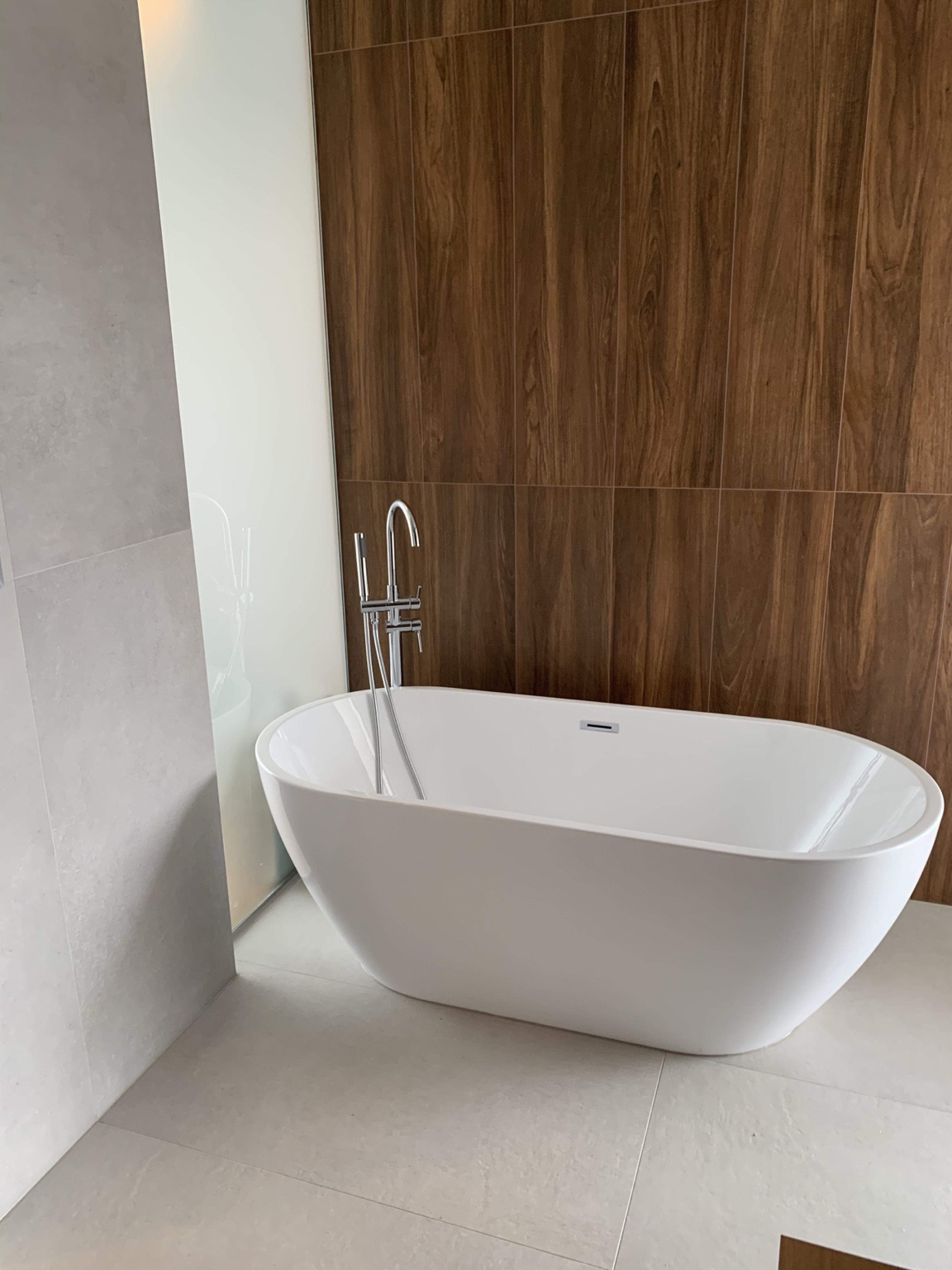 Moderný obkladač pri práci – veľkoformátové dlaždice